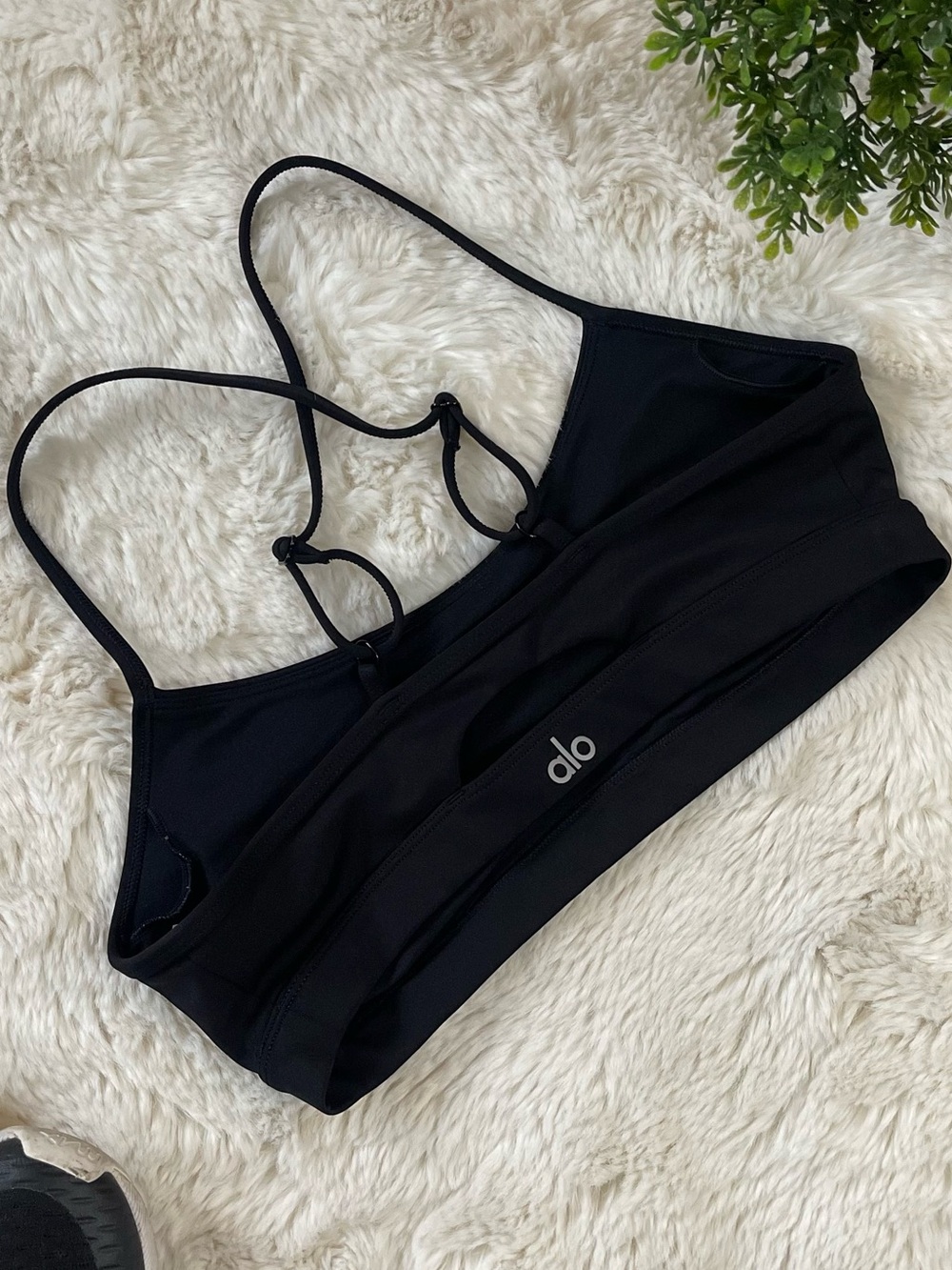 Alo Yoga Airlift Intrigue Bra Black Strappy Keyhole Sports Bra Size Small.
